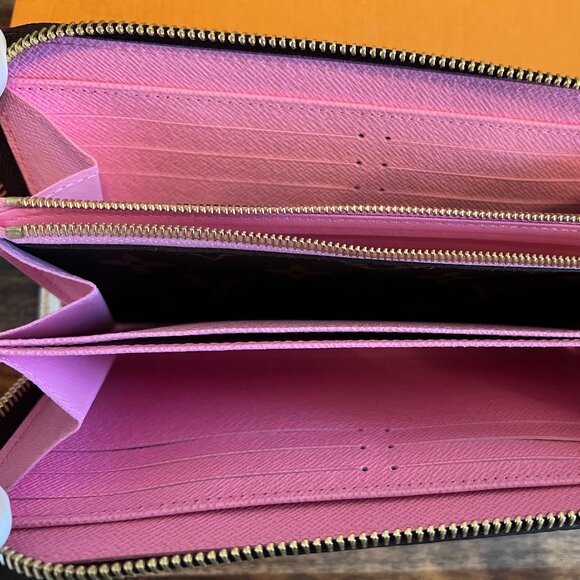 LOUIS VUITTON 2023 Christmas Animation Vivenne Skating Long Zippy Wallet - Picture 8 of 10